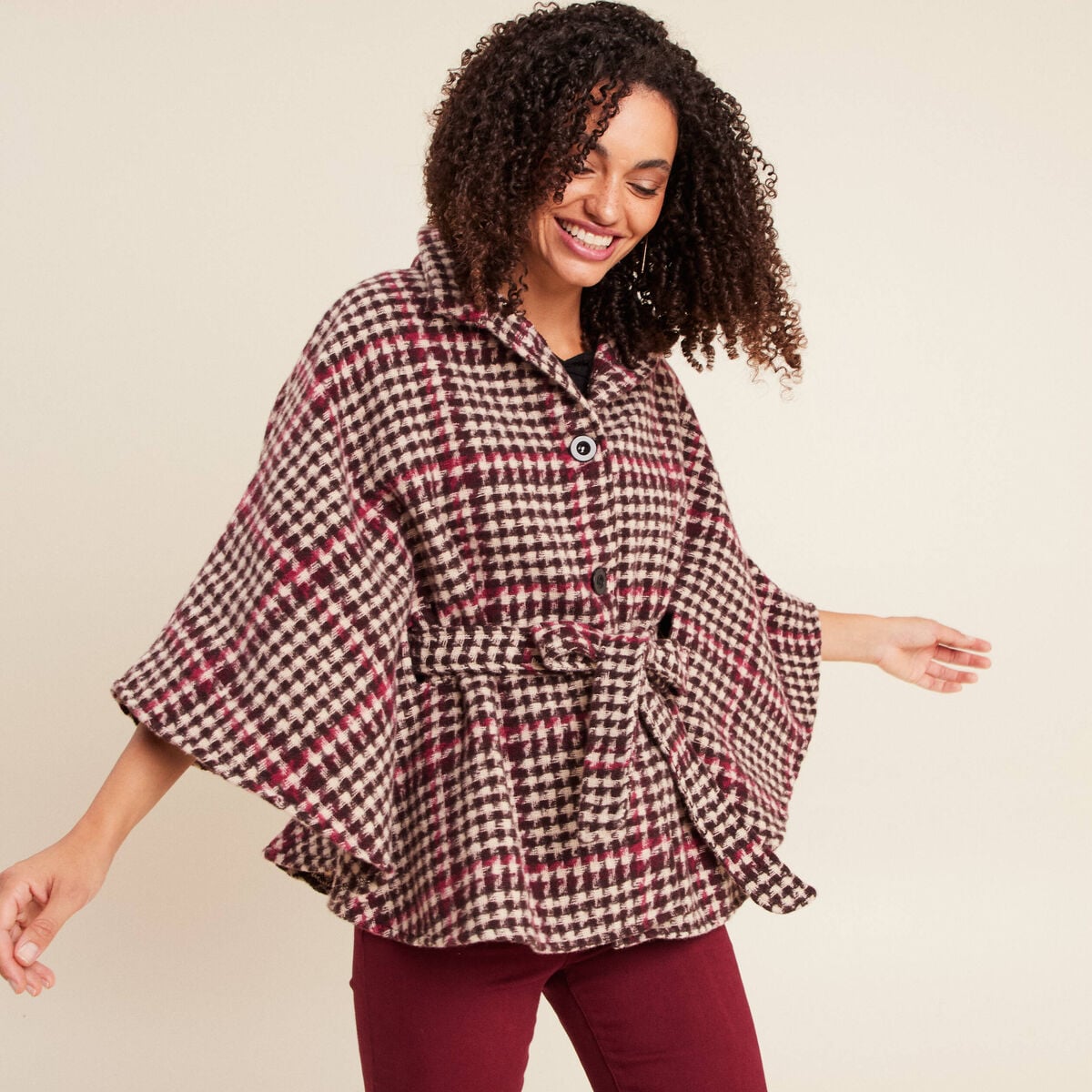 Poncho ceintur&eacute; boutonn&eacute; bordeaux femme