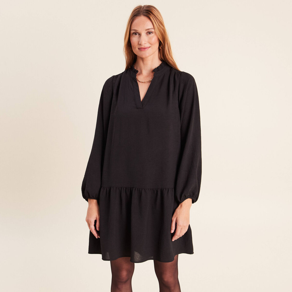 Robe courte &eacute;vas&eacute;e col v manches longues noir femme