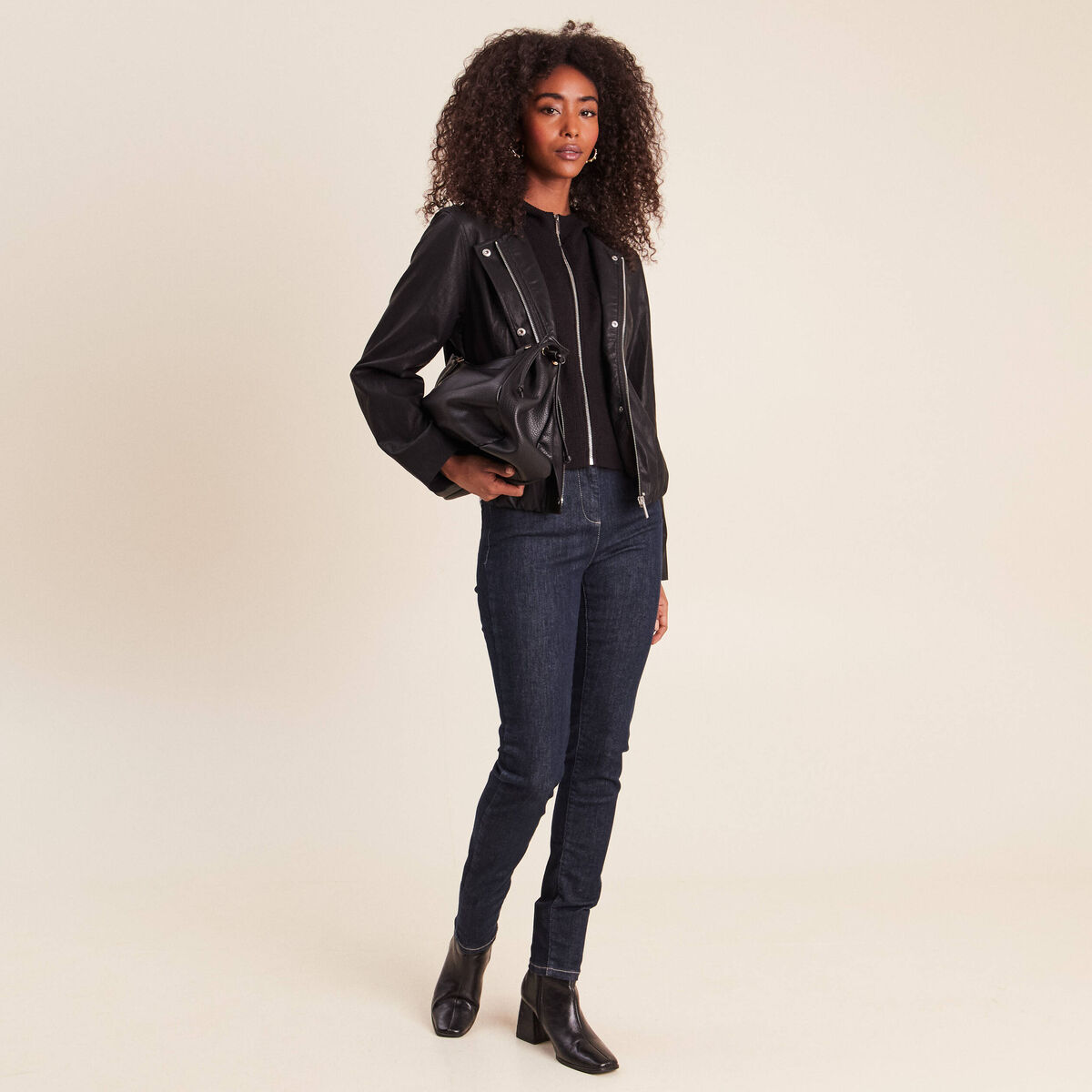 Blouson capuche bas resserr&eacute; similicuir noir femme