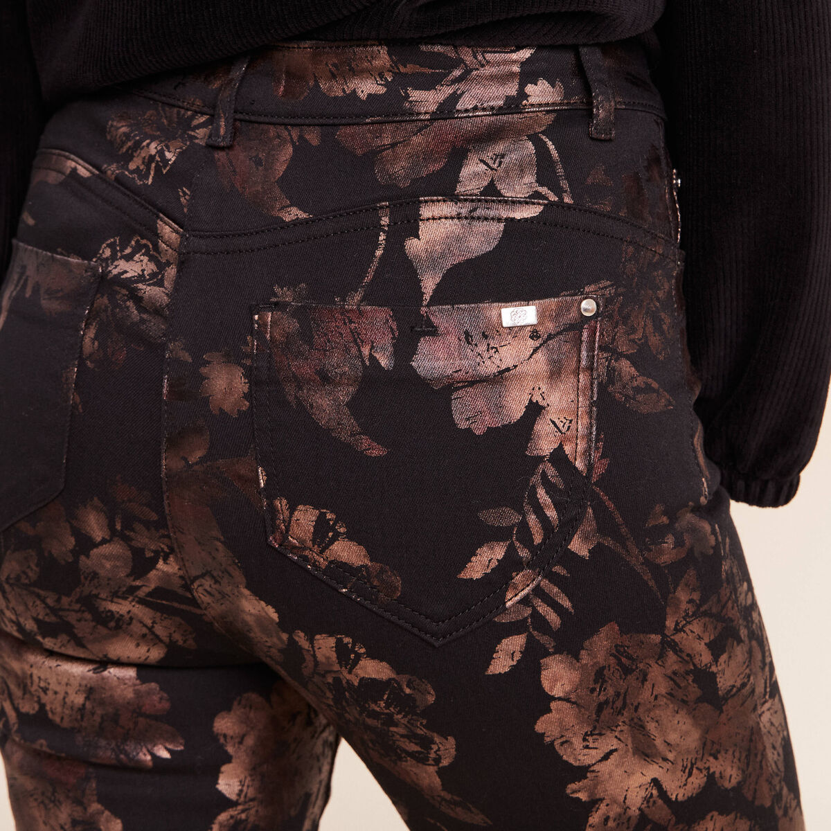 Pantalon ajust&eacute; taille haute denim noir enduit femme