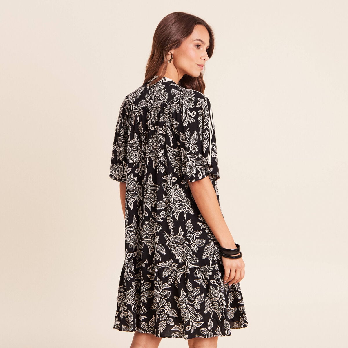 Robe courte &eacute;vas&eacute;e col tunisien noir femme