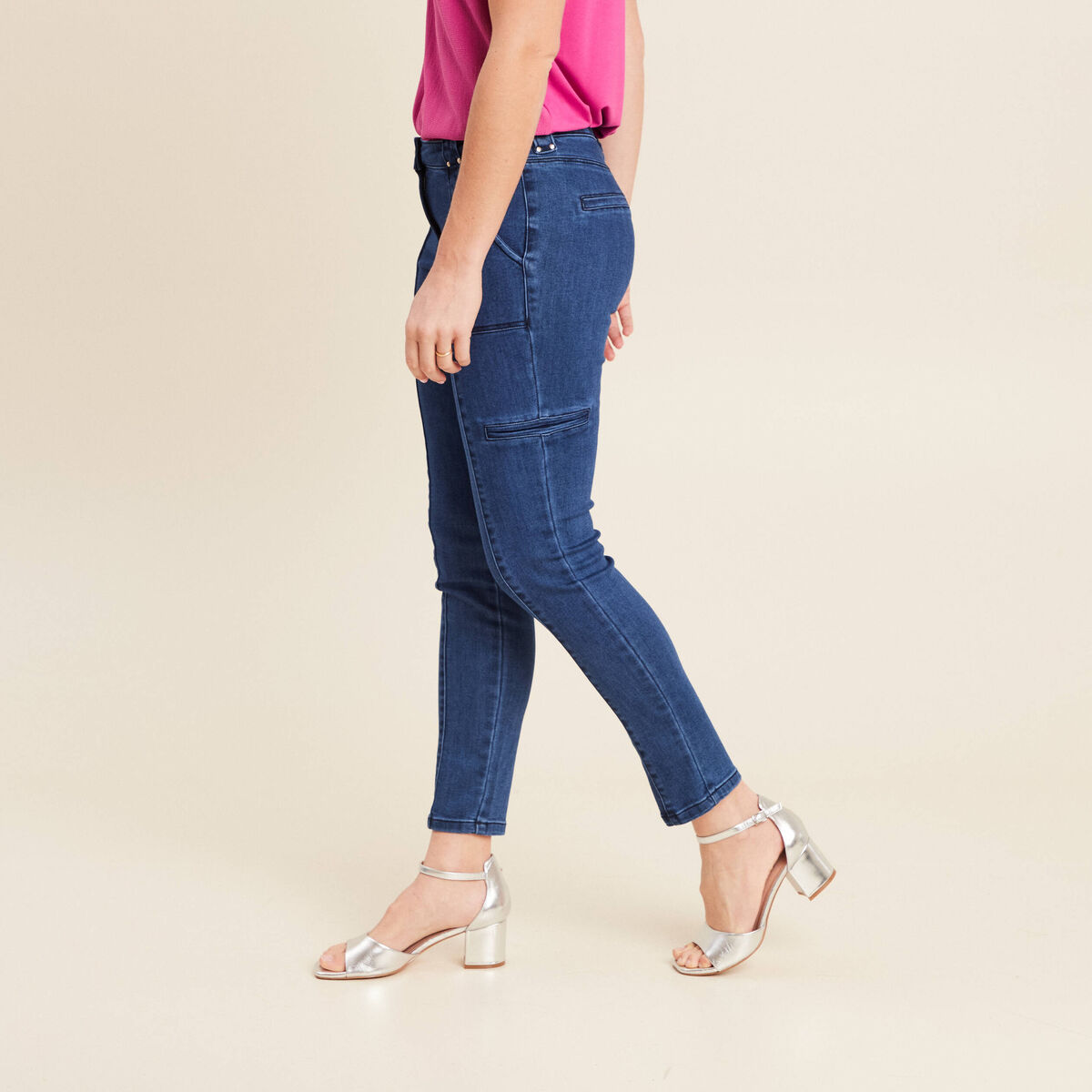Jean ajusté cargo denim stone femme
