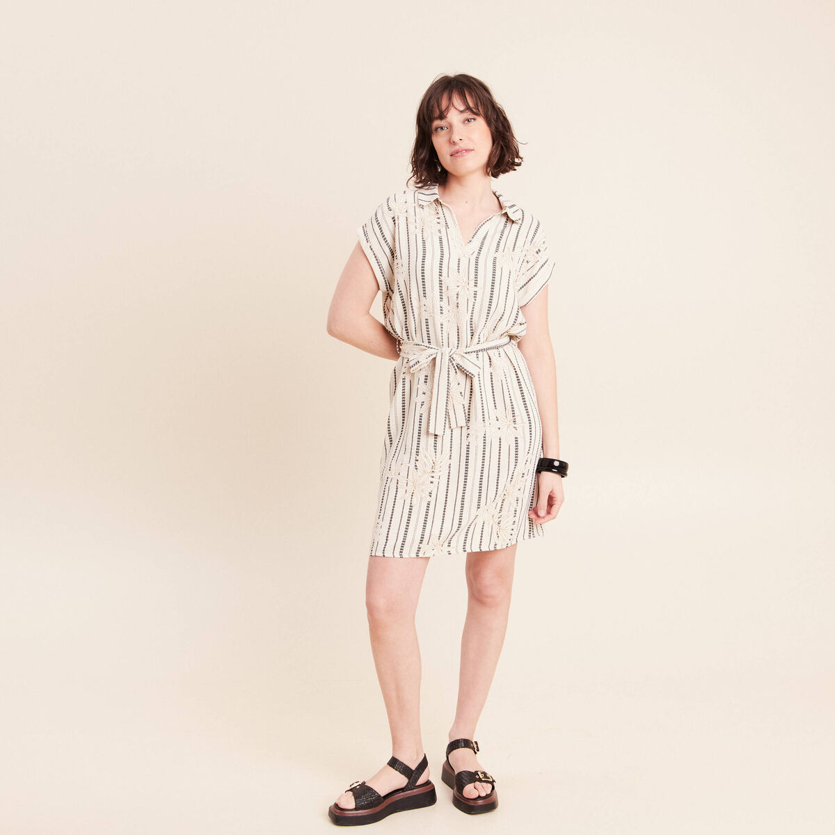 Robe droite courte manches tr&egrave;s courtes noir femme