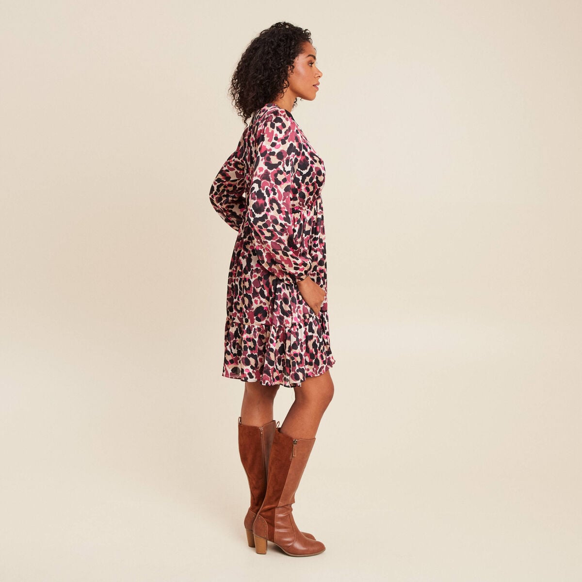 Robe courte &eacute;vas&eacute;e col v manches longues rose femme