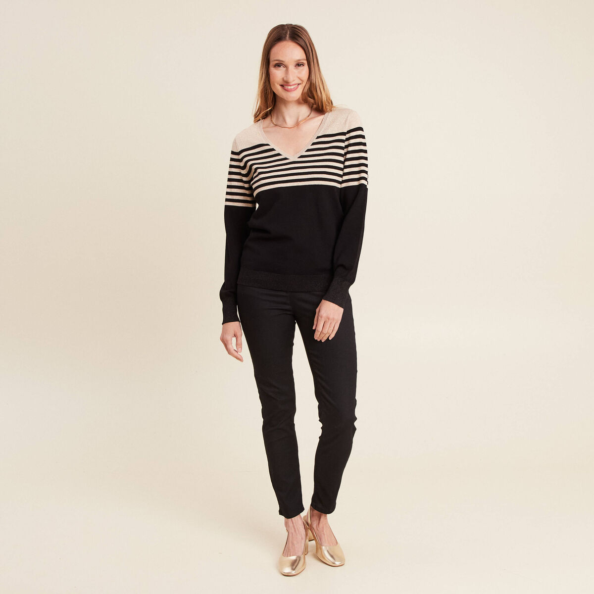 Pull ajust&eacute; col en V noir femme