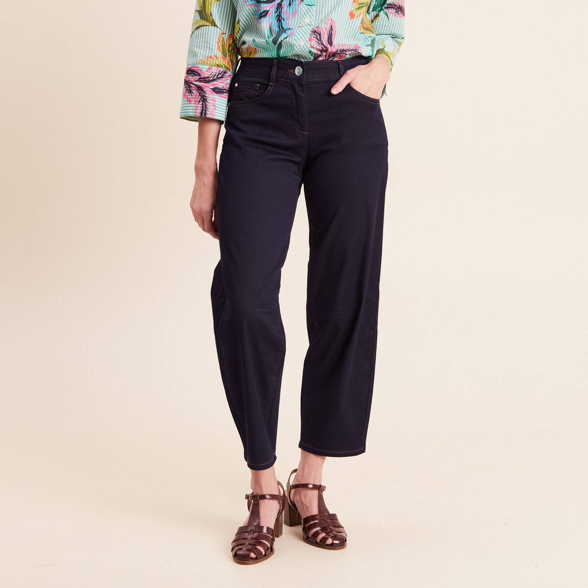 Pantalon magique Le L&eacute;ger coupe barrel denim brut femme