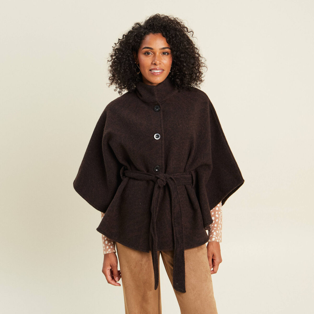 Poncho ceintur&eacute; en polyester recycl&eacute; marron fonc&eacute; femme