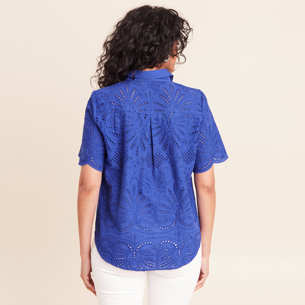 Chemise manches courtes brod&eacute;e bleu fonc&eacute; femme