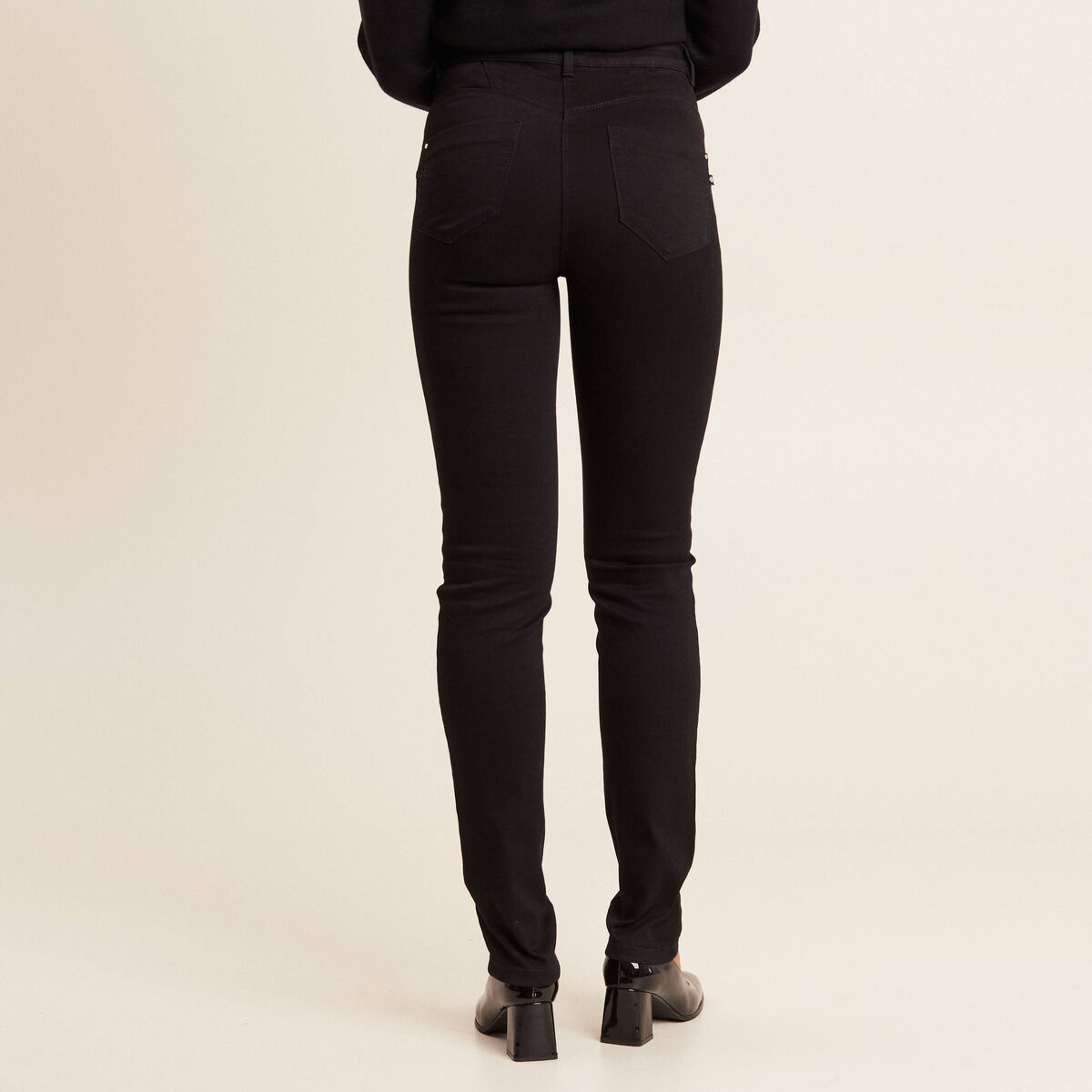 Jean coupe ajust&eacute;e long noir femme