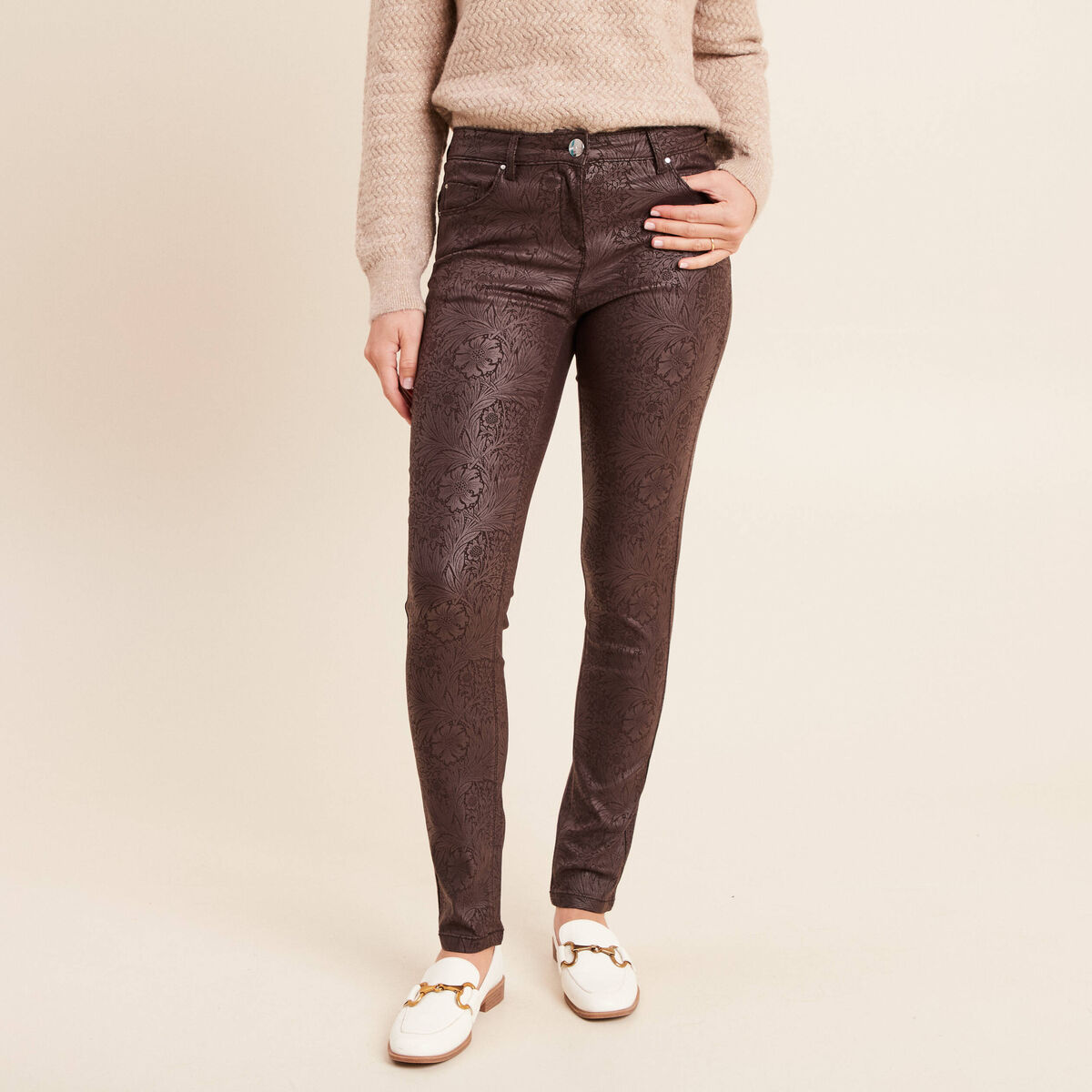 Pantalon coupe ajust&eacute;e enduit marron femme