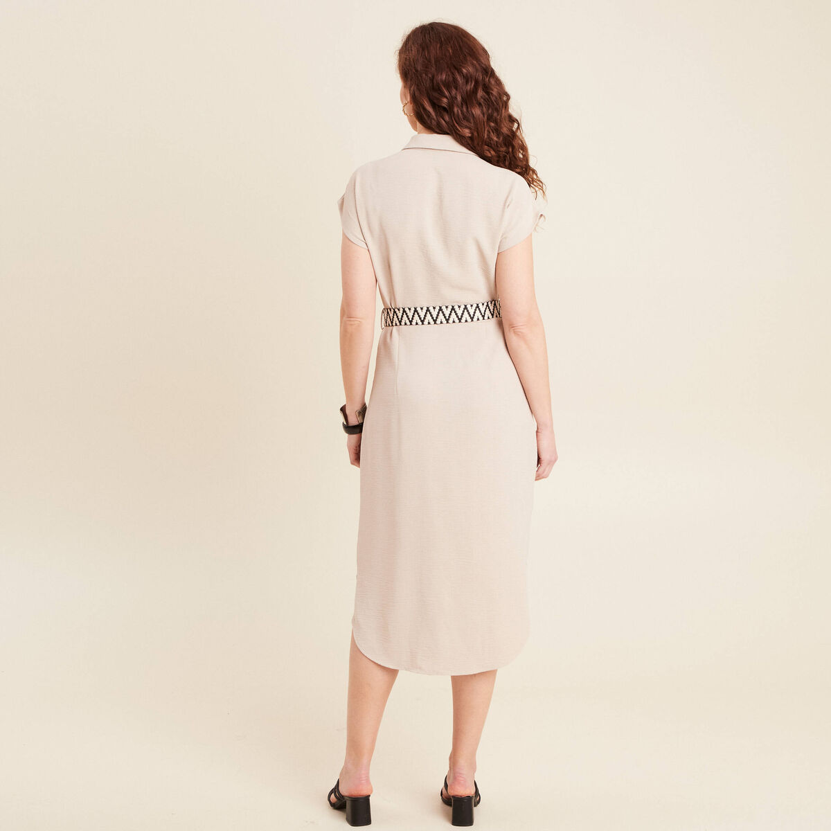 Robe chemise droite ceintur&eacute;e sable femme