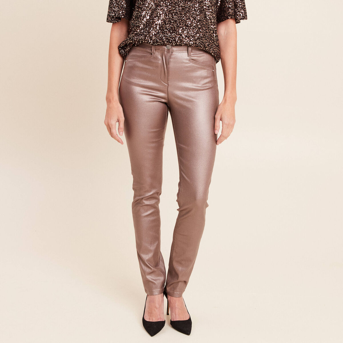 Pantalon iris&eacute; en similicuir marron fonc&eacute; femme