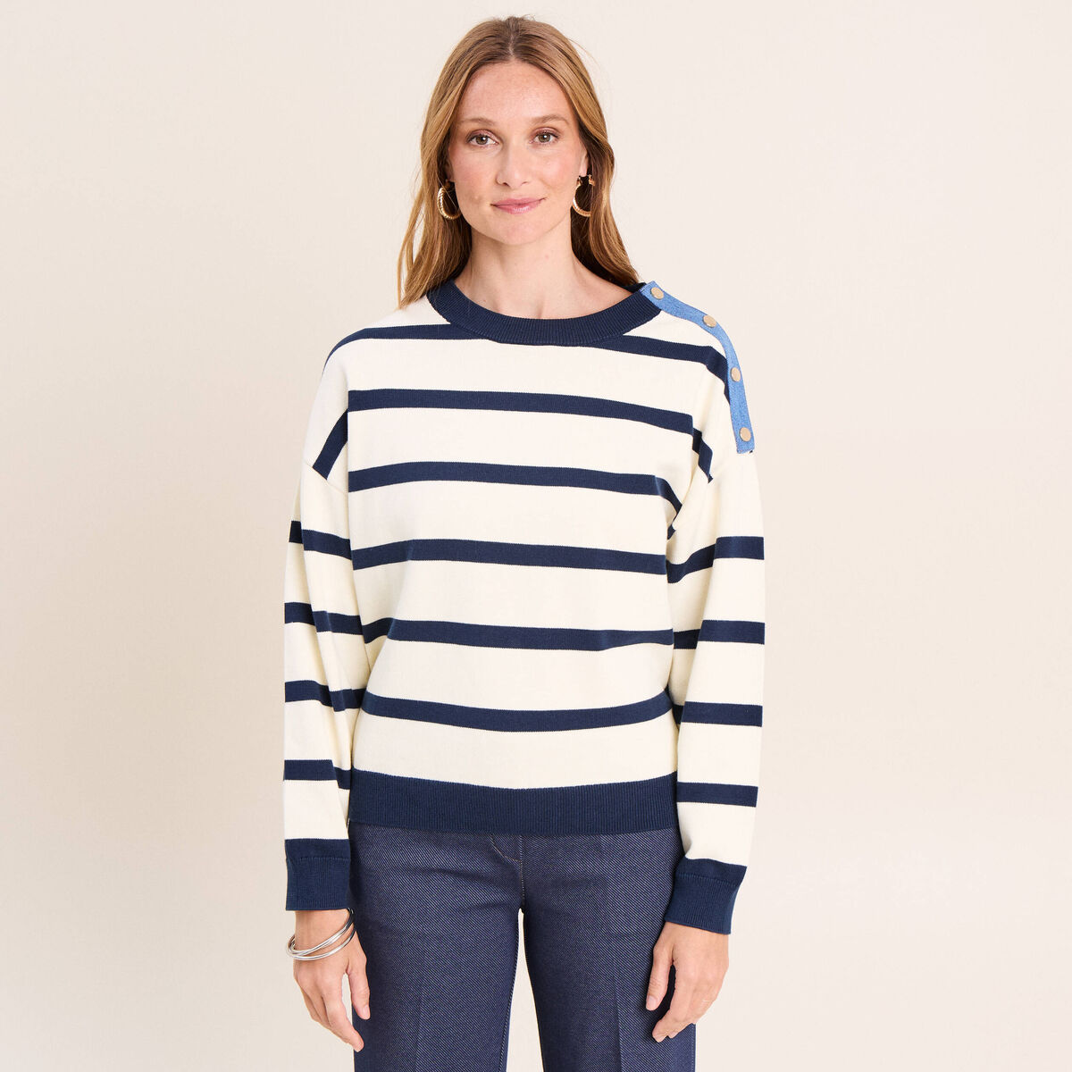 Pull avec d&eacute;tails de boutons bleu femme