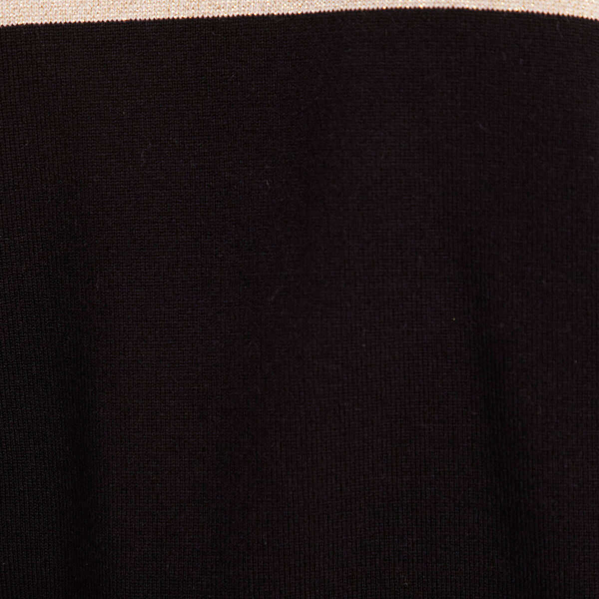 Pull ajust&eacute; col en V noir femme