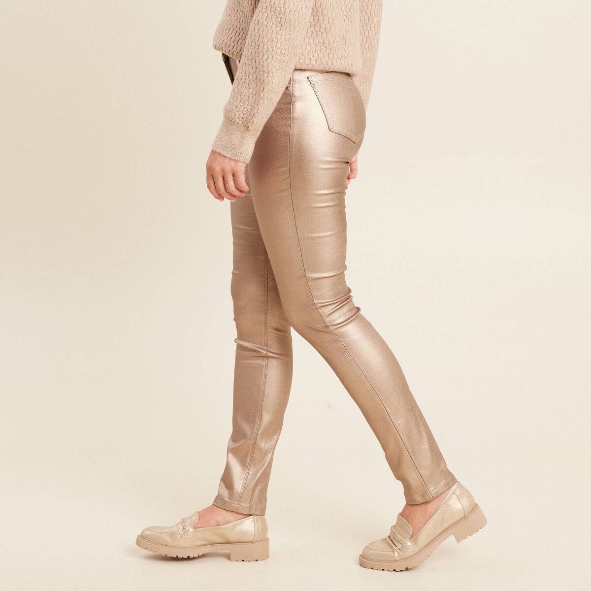 Pantalon ajust&eacute; enduit &agrave; pont taupe femme