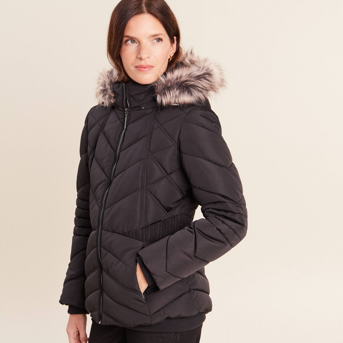 Doudoune cintr&eacute;e capuche manches longues noir femme