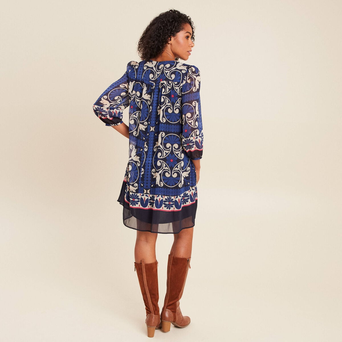 Robe courte &eacute;vas&eacute;e col tunisien bleu femme