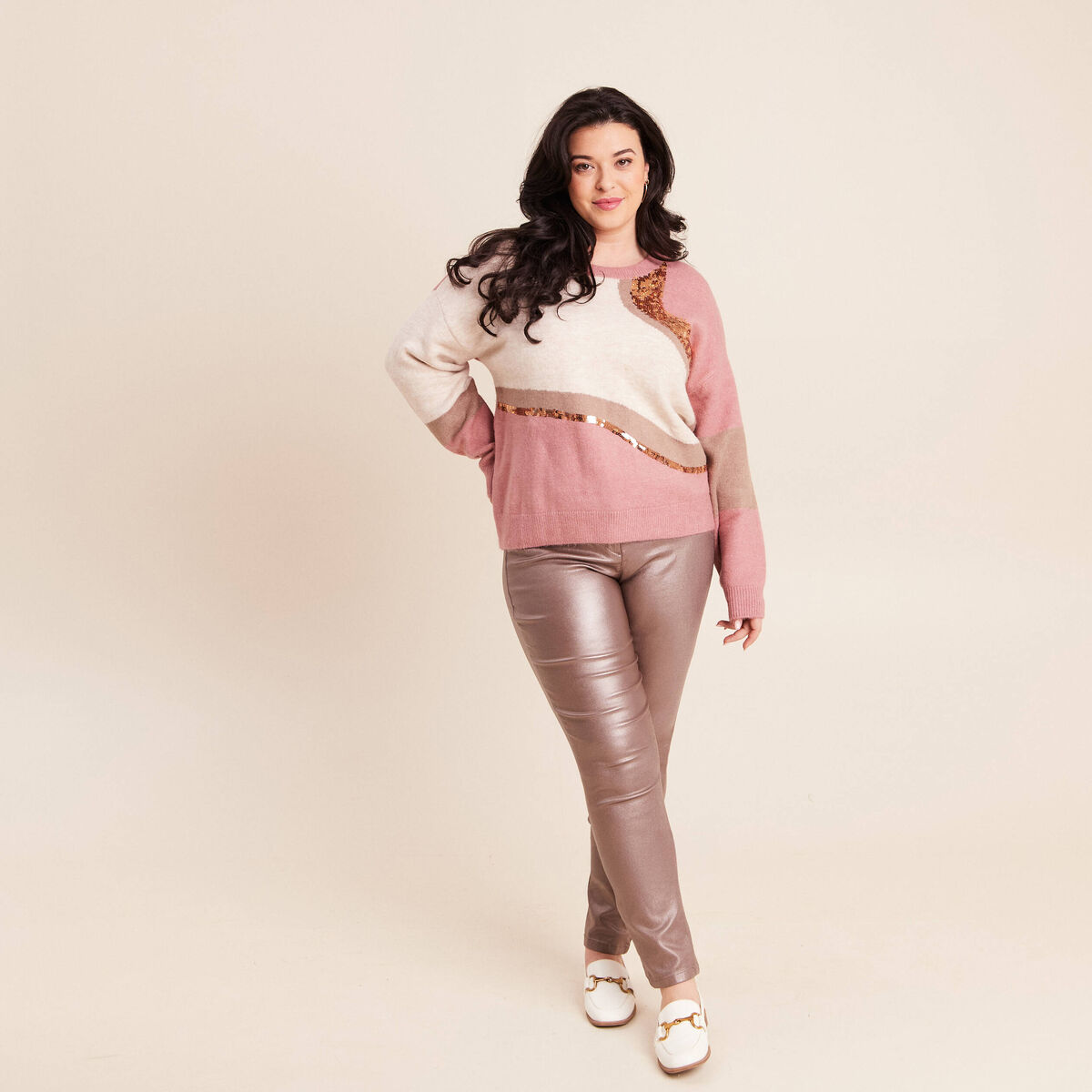 Pantalon iris&eacute; en similicuir marron fonc&eacute; femme