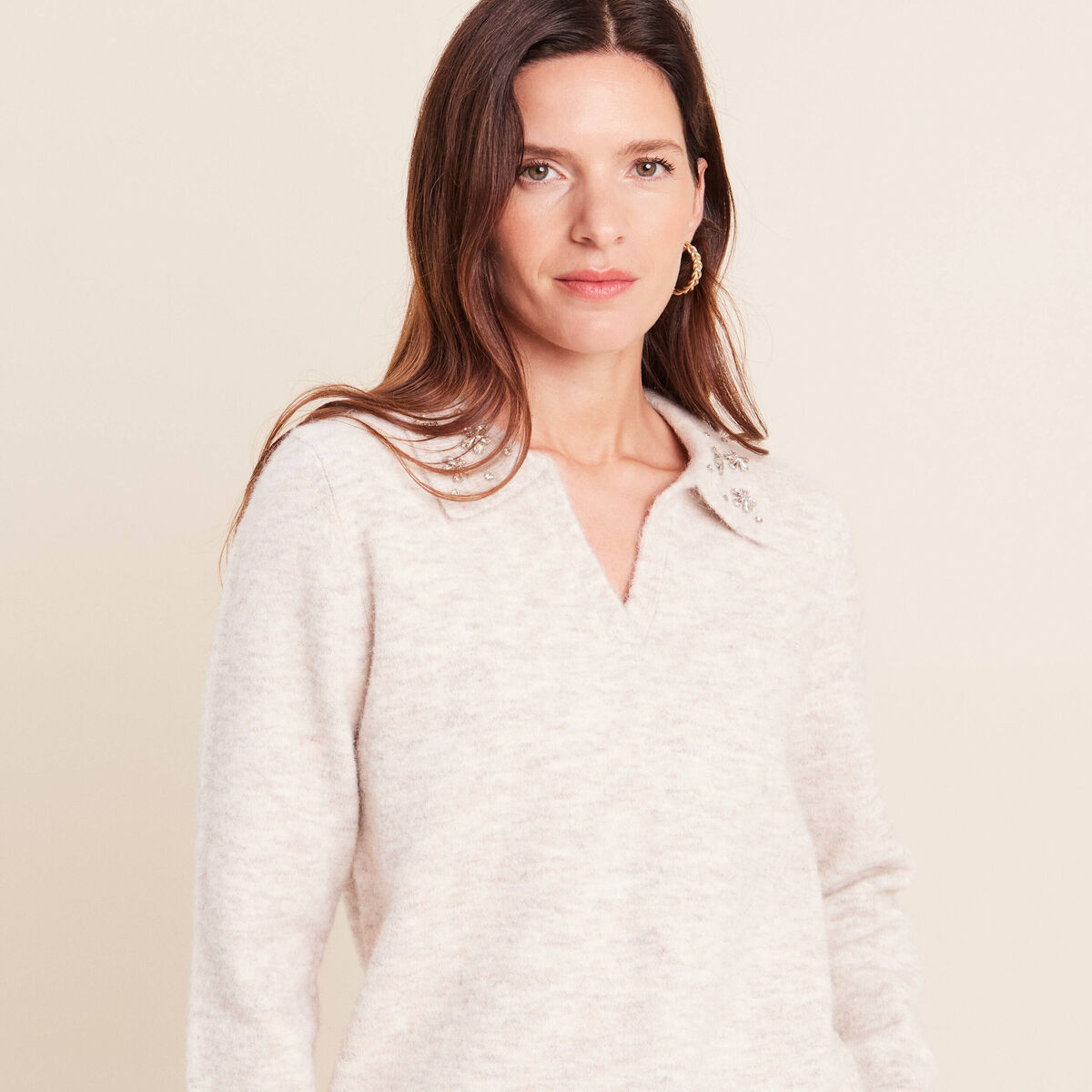 Pull col polo et d&eacute;tails bijout&eacute;s beige femme