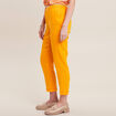 Pantalon coupe chino en lin ceintur&eacute; jaune or femme