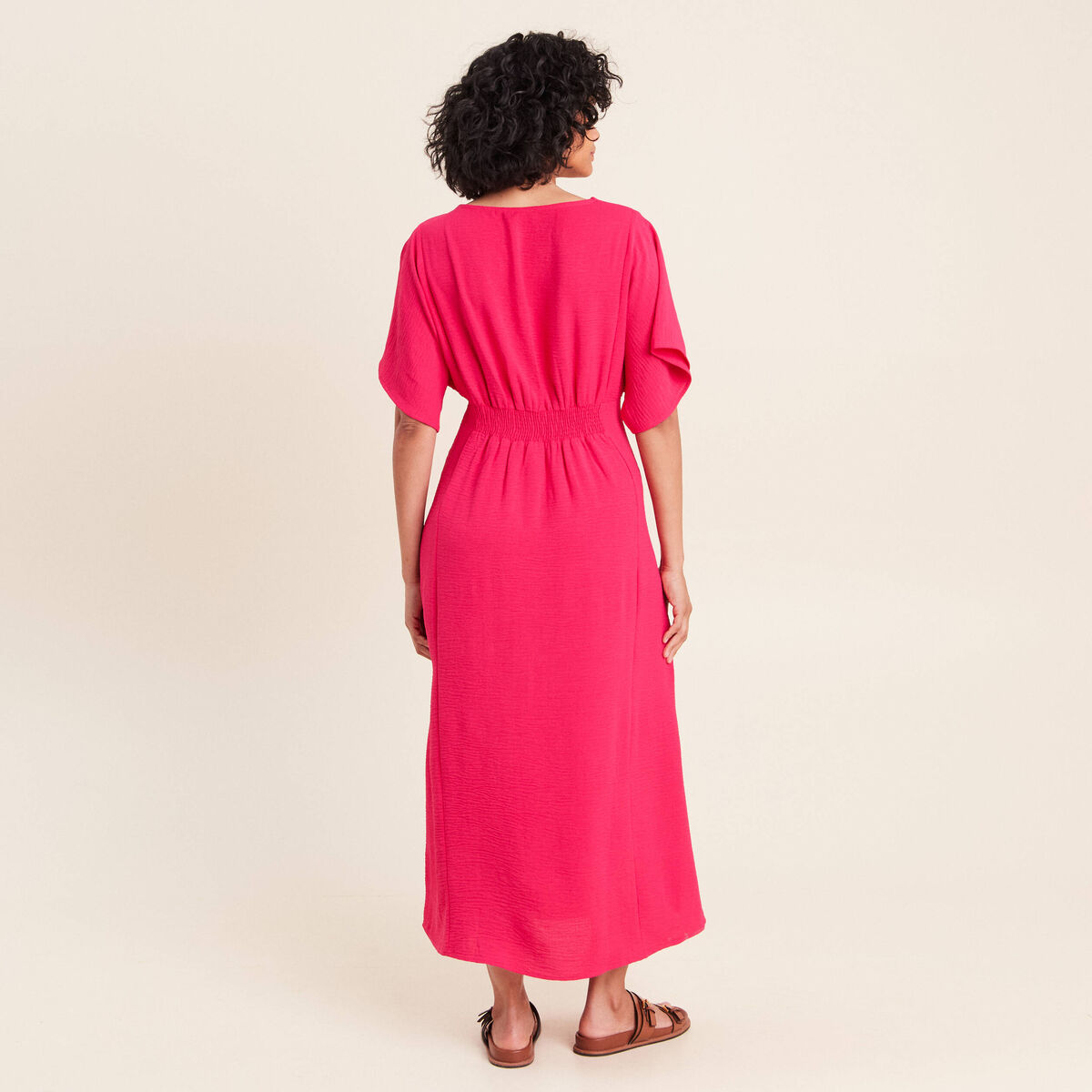 Robe longue &eacute;vas&eacute;e col v manches coudes rose fushia femme