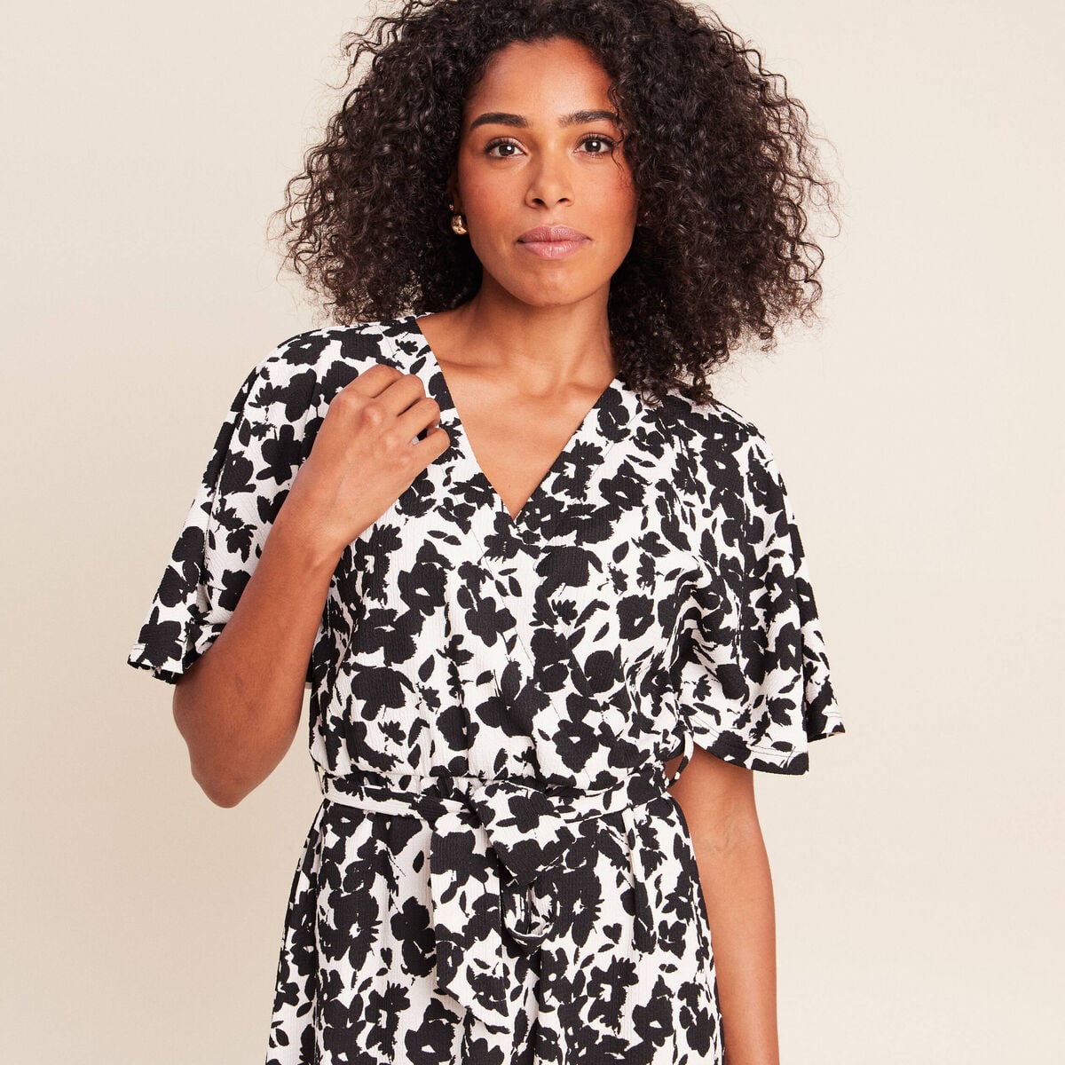 Robe courte &eacute;vas&eacute;e col v pliss&eacute;e noir femme