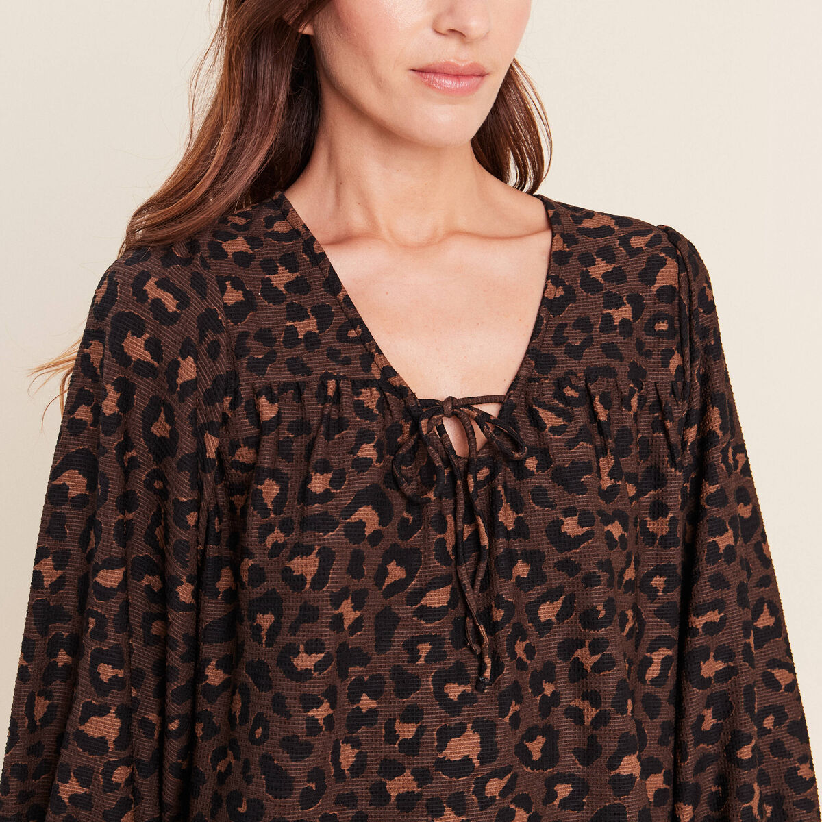 Robe courte &eacute;vas&eacute;e col v manches 3/4 marron femme