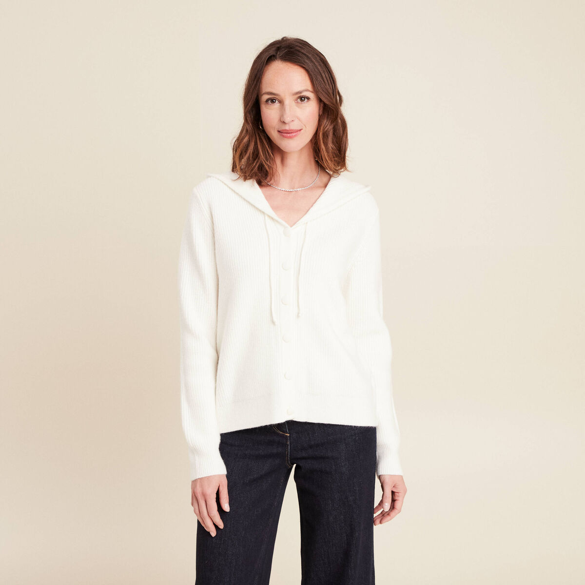 Gilet mi-long à capuche bas resserré ecru femme