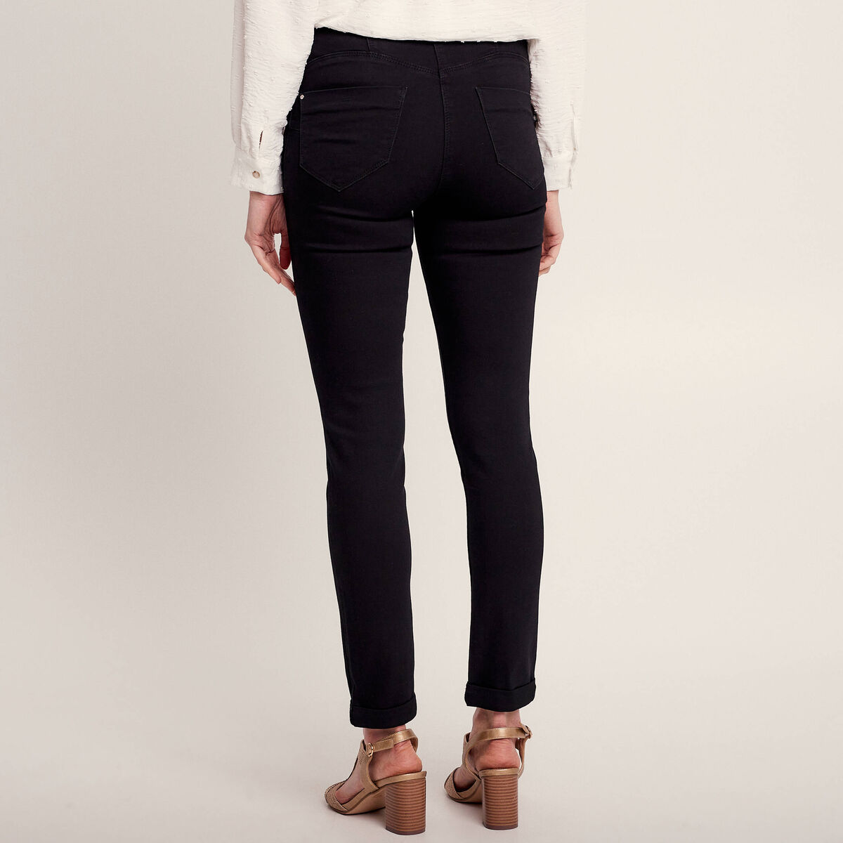 Jean ajusté taille standard 7/8ème noir femme