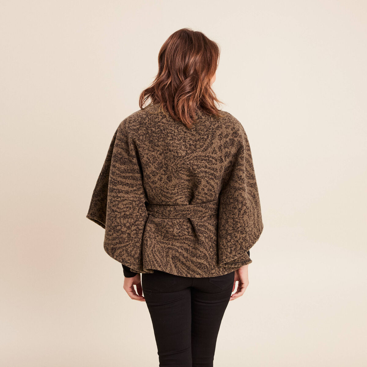 Poncho ceintur&eacute; en polyester recycl&eacute; camel femme