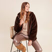 Manteau en fausse fourrure &agrave; capuche marron fonc&eacute; femme