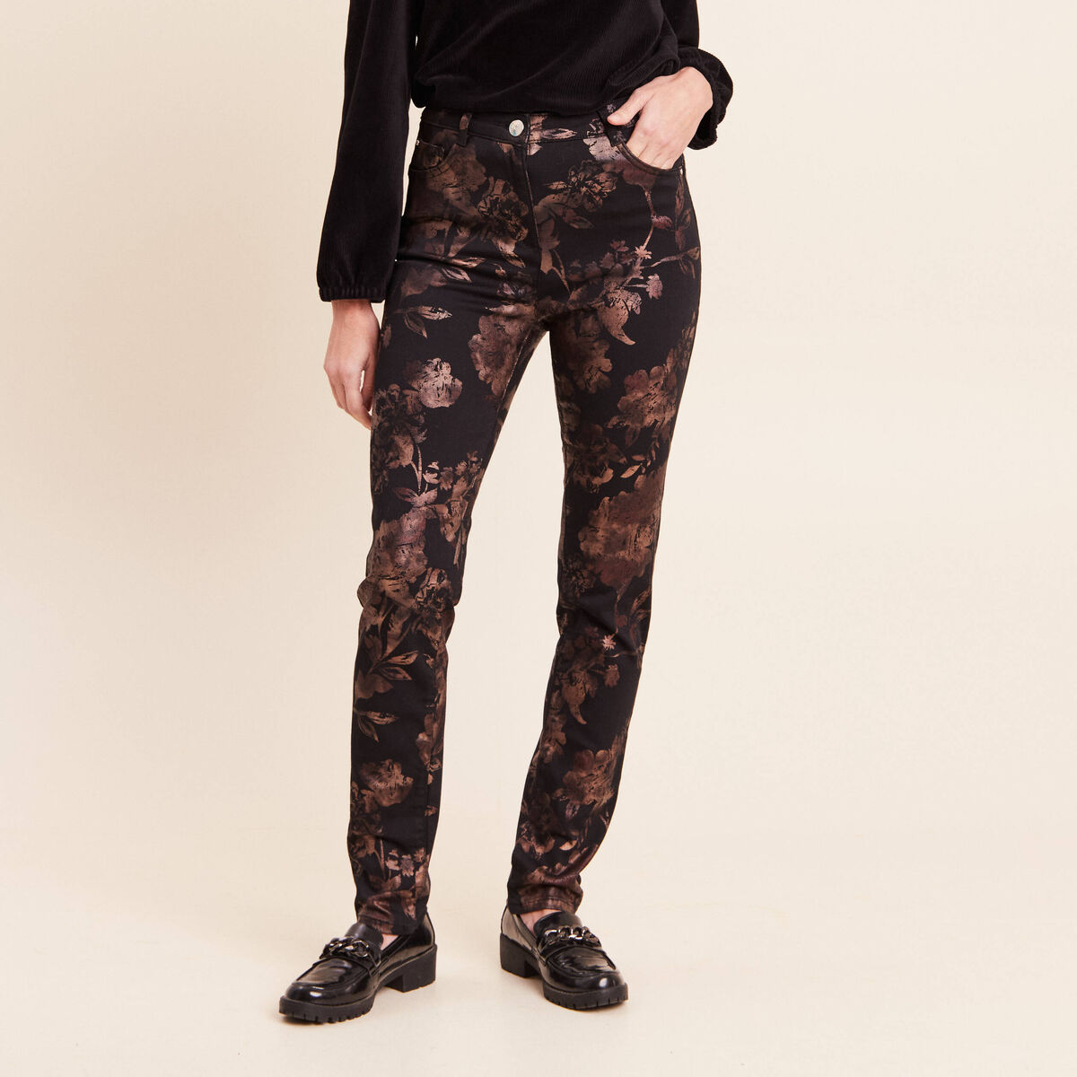 Pantalon ajust&eacute; taille haute denim noir enduit femme