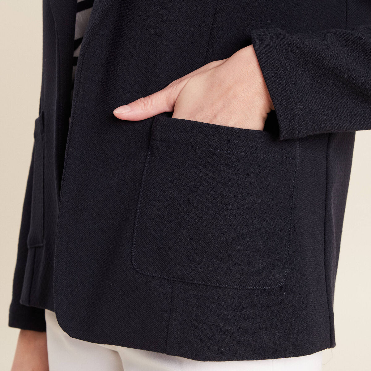 Veste tailleur cintr&eacute;e bleu fonc&eacute; femme
