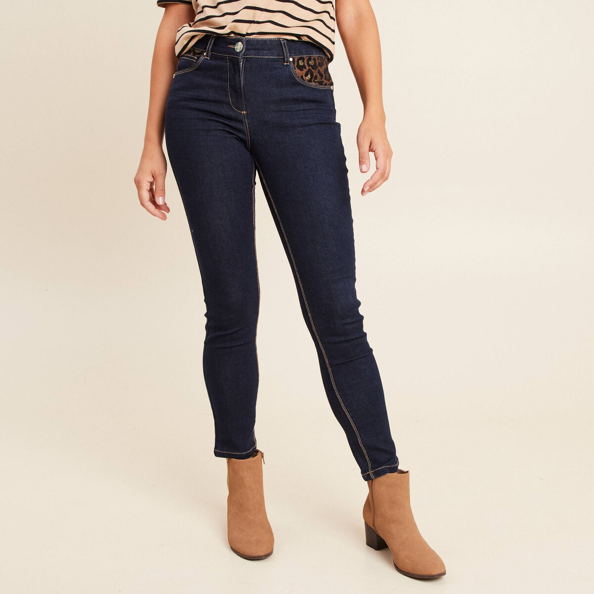 Pantalon ajust&eacute; taille bascul&eacute;e denim brut femme