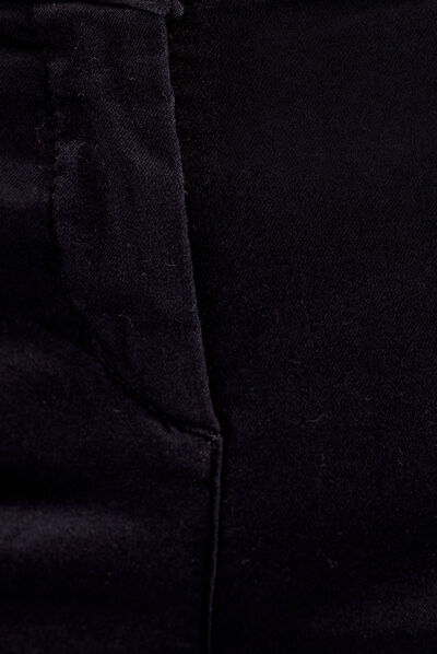 Pantalon chino ajusté noir femme
