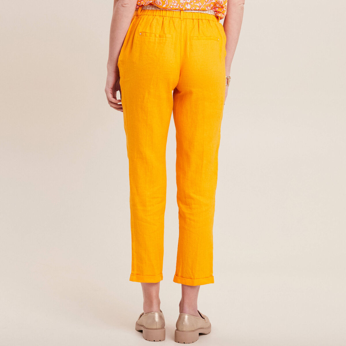 Pantalon coupe chino en lin ceintur&eacute; jaune or femme