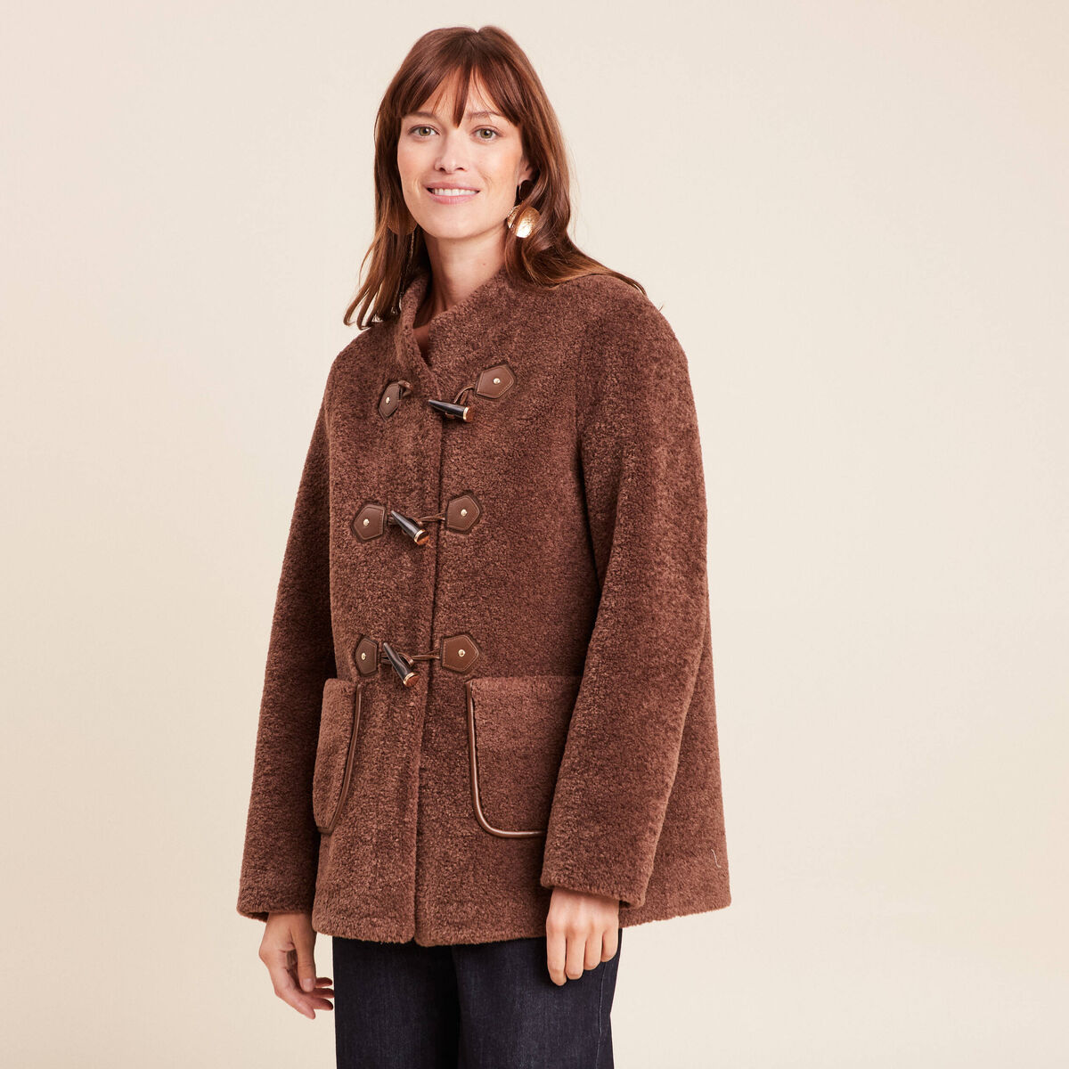 Manteau droit court en bouclette marron fonc&eacute; femme