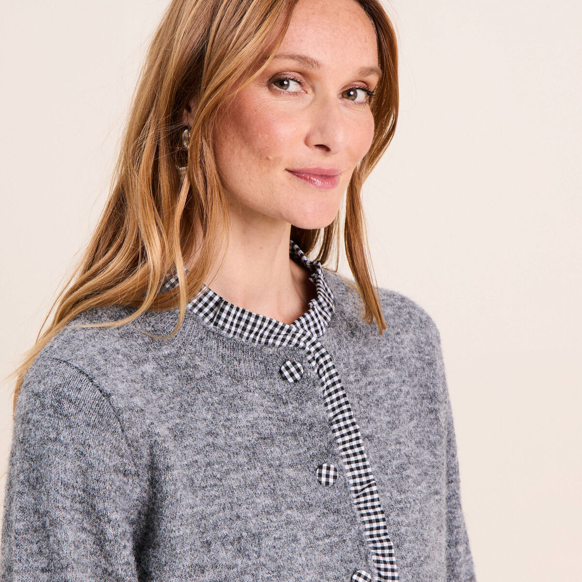 Gilet avec d&eacute;tails au col gris fonc&eacute; femme