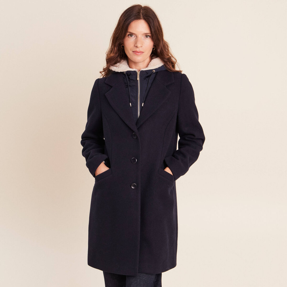 Manteau ajust&eacute; capuche amovible bleu fonc&eacute; femme