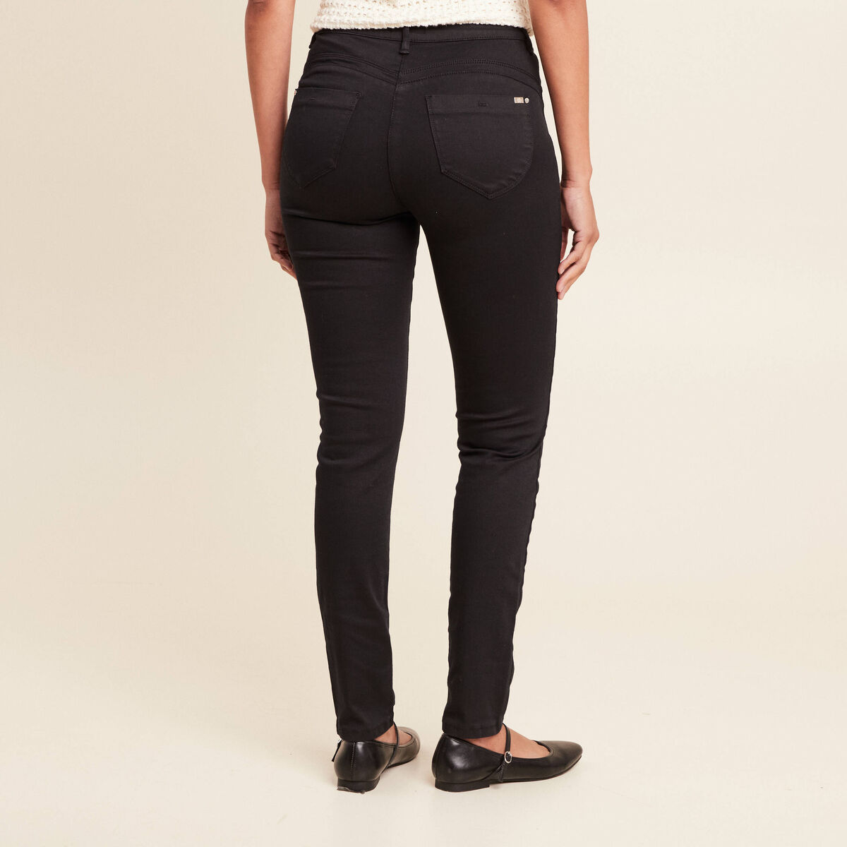 Jean magique ajusté taille standard noir femme