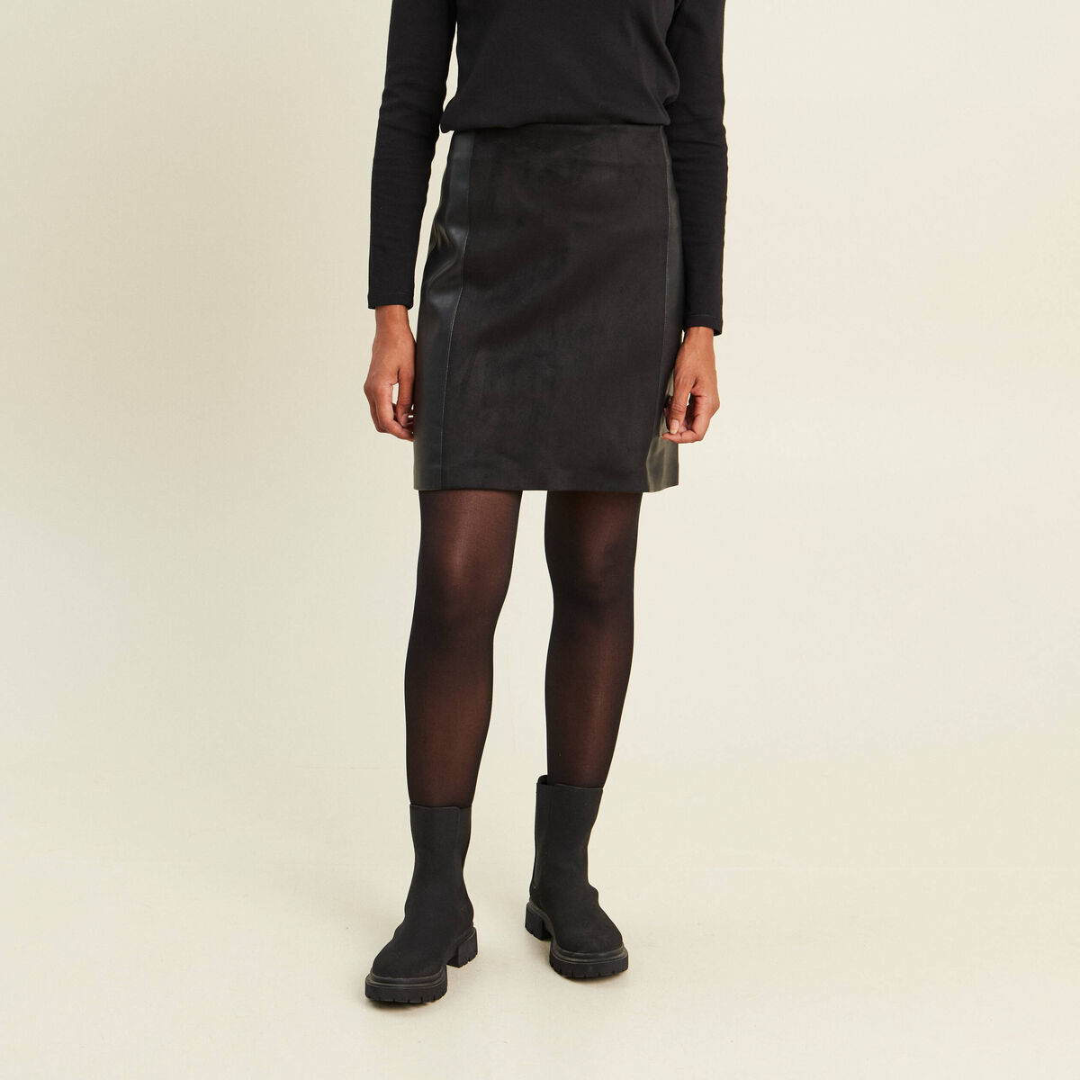Jupe trap&egrave;ze courte aspect daim noir femme