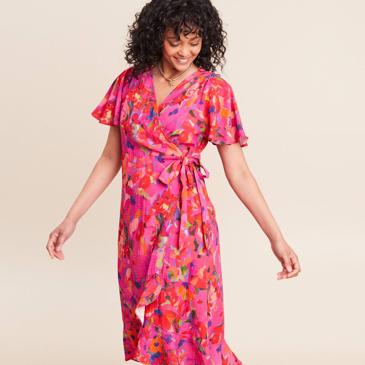 Robe courte &eacute;vas&eacute;e col v manches courtes rose femme