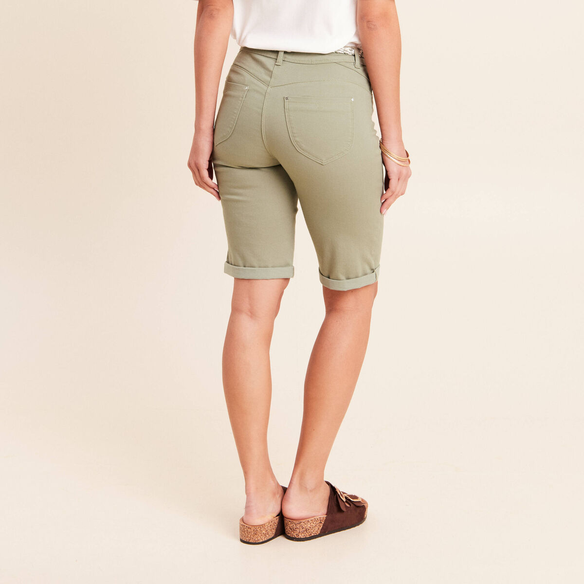 Bermuda ajust&eacute; ceintur&eacute; vert clair femme
