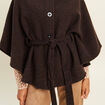 Poncho ceintur&eacute; en polyester recycl&eacute; marron fonc&eacute; femme