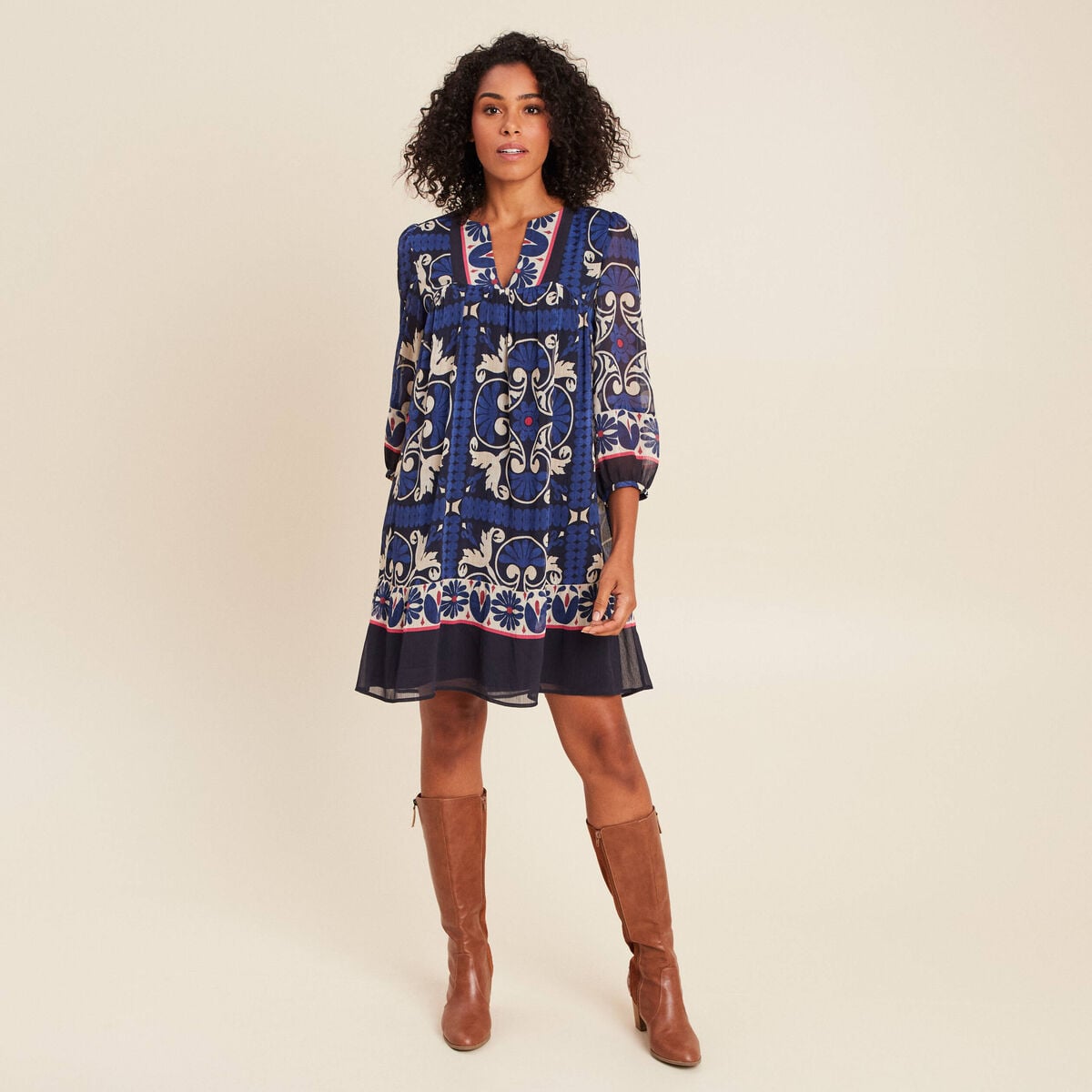 Robe courte &eacute;vas&eacute;e col tunisien bleu femme