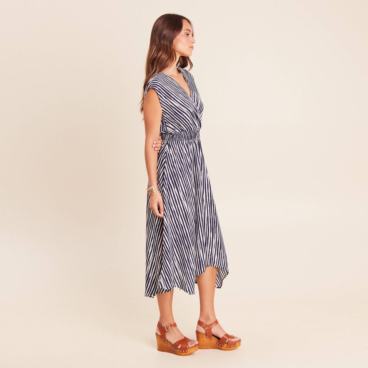 Robe &eacute;vas&eacute;e 3/4 sans manches col v blanc femme