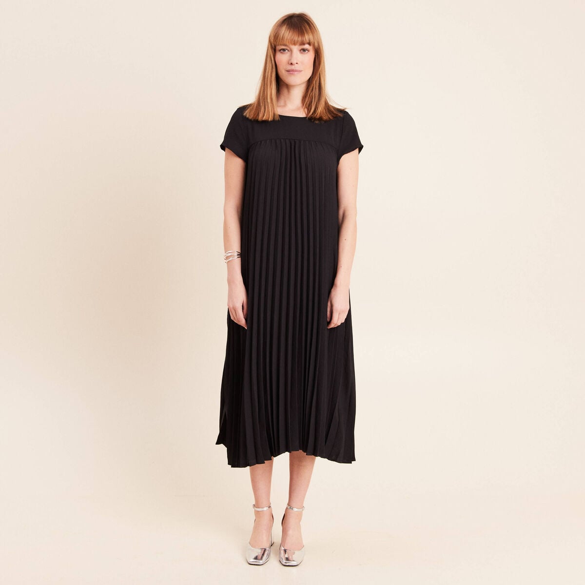 Robe longue &eacute;vas&eacute;e manches courtes noir femme