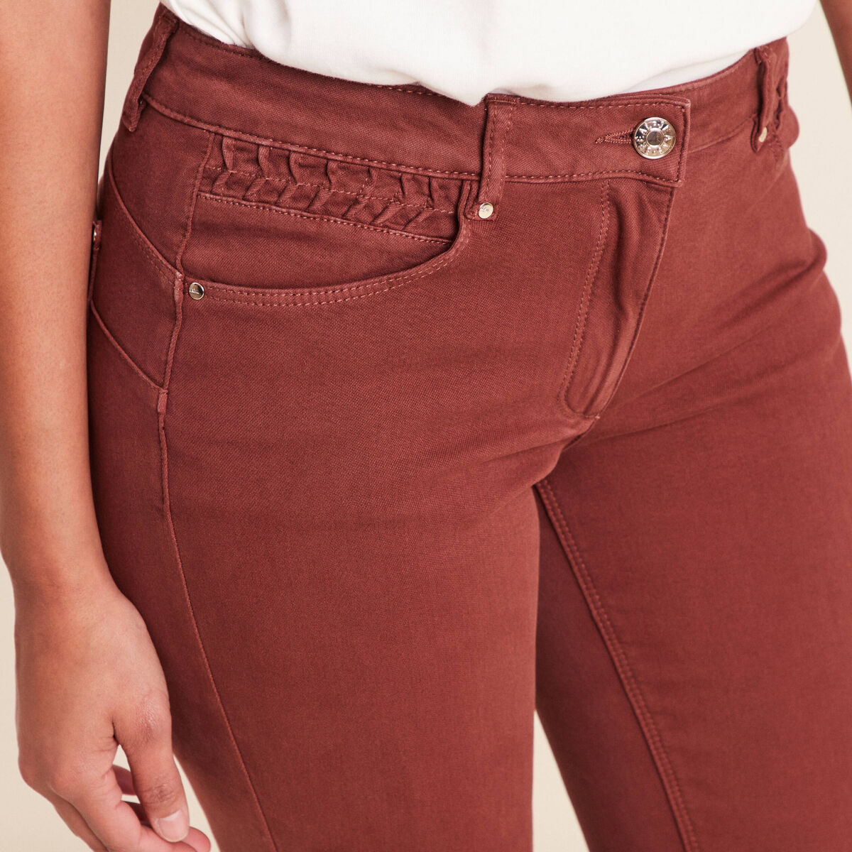 Jean coupe ajust&eacute;e taille bascul&eacute;e marron femme