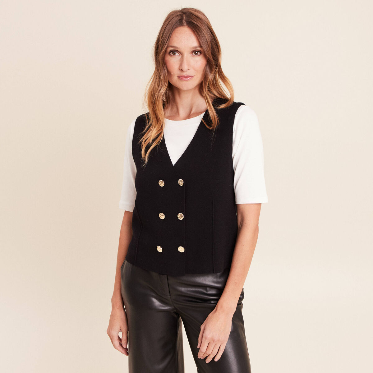 Gilet court cintr&eacute; sans manches col v noir femme