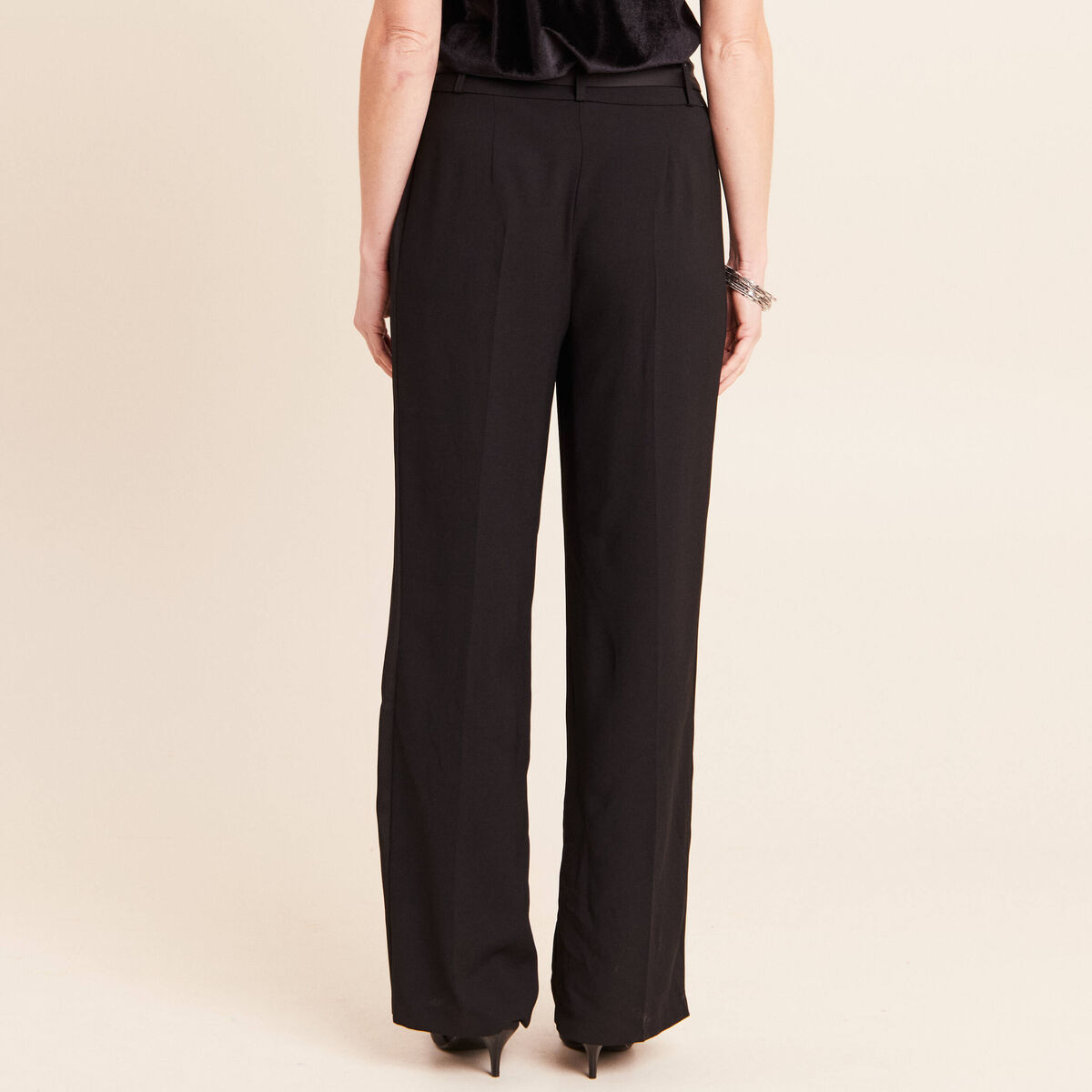 Pantalon satin&eacute; coupe droite noir femme